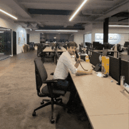 Pessoa correndo tentando resolver vários problemas ao mesmo tempo